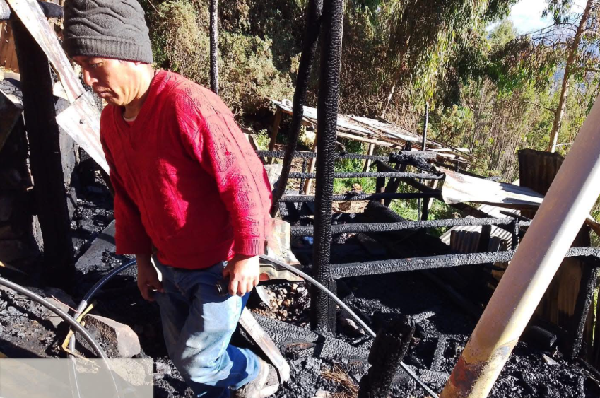 INCENDIO ARRASA CON VIVIENDA EN HUANCARAY Y DEJA A CUATRO PERSONAS DAMNIFICADAS
